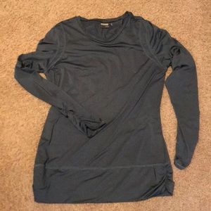 Athleta long sleeve work out shirt